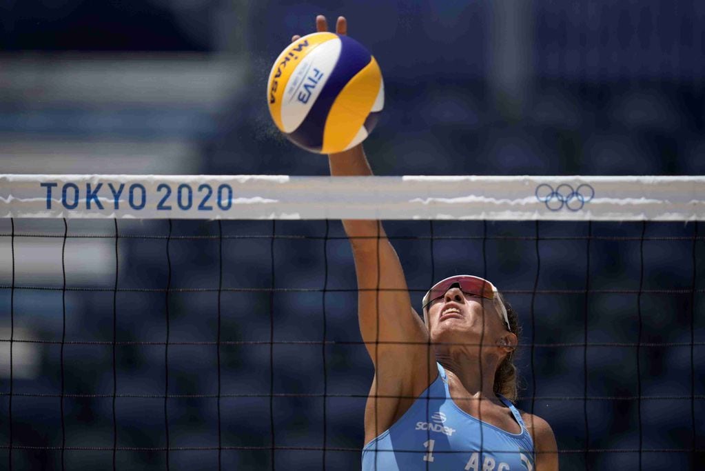 La experiencia de Ana Gallay no alcanzó. La dupla argentina femenina de beach vóley cayó en el debut olímpico ante la pareja brasileña, número uno del mundo.