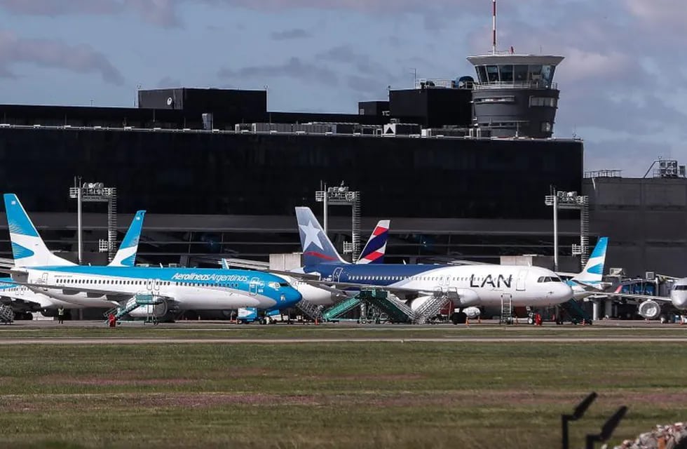 AME7245. BUENOS AIRES (ARGENTINA), 17/06/2020. Un avión de la empresa Latam estacionado a causa de la cuarentena obligatoria por el COVID-19, el 14 de abril de 2020 en Buenos Aires (Argentina). La filial en Argentina de la aerolínea Latam anunció este miércoles el cese de sus operaciones \