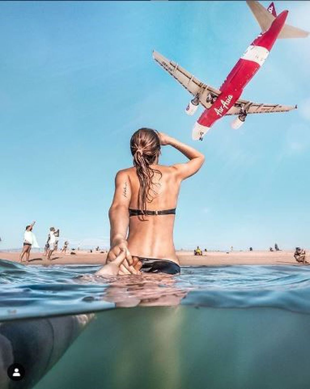 Instagram se ha convertido en un muestrario de creativas poses para mostrar el momento previo al aterrizaje de los aviones en el Aeropuerto Internacional de Phuket
