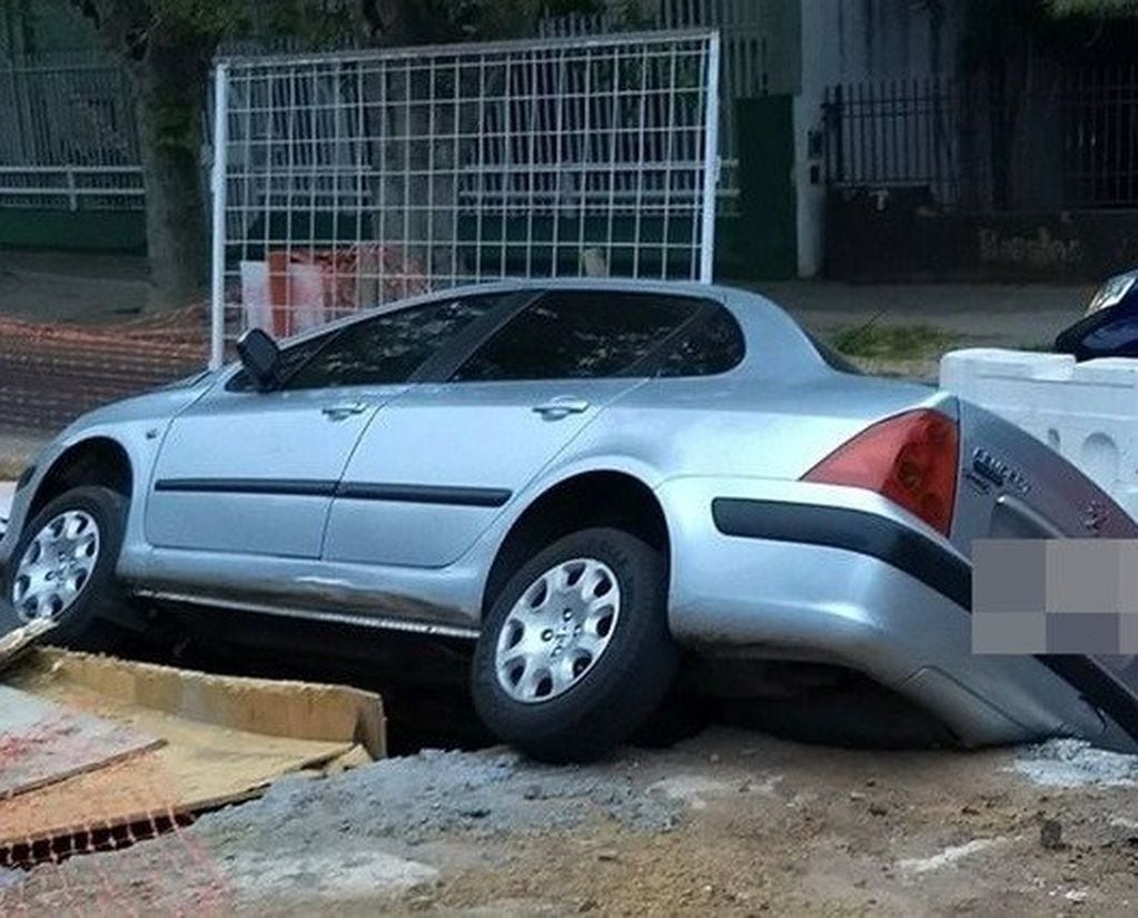 Un auto cayó a un pozo de Aguas Santafesinas (criserinaldi)