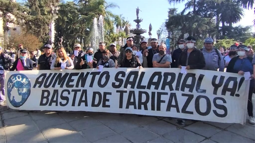 La dirigencia del SEOM Jujuy exhibió marcha anti "tarifazos" de este jueves una pancarta con un potente mensaje que resume sus reclamos actuales.