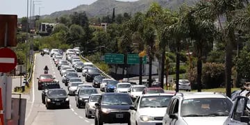 Fin de semana largo ingreo de vehiculos autos a Villa Carlos Paz (Yanina Aguirre / La Voz)