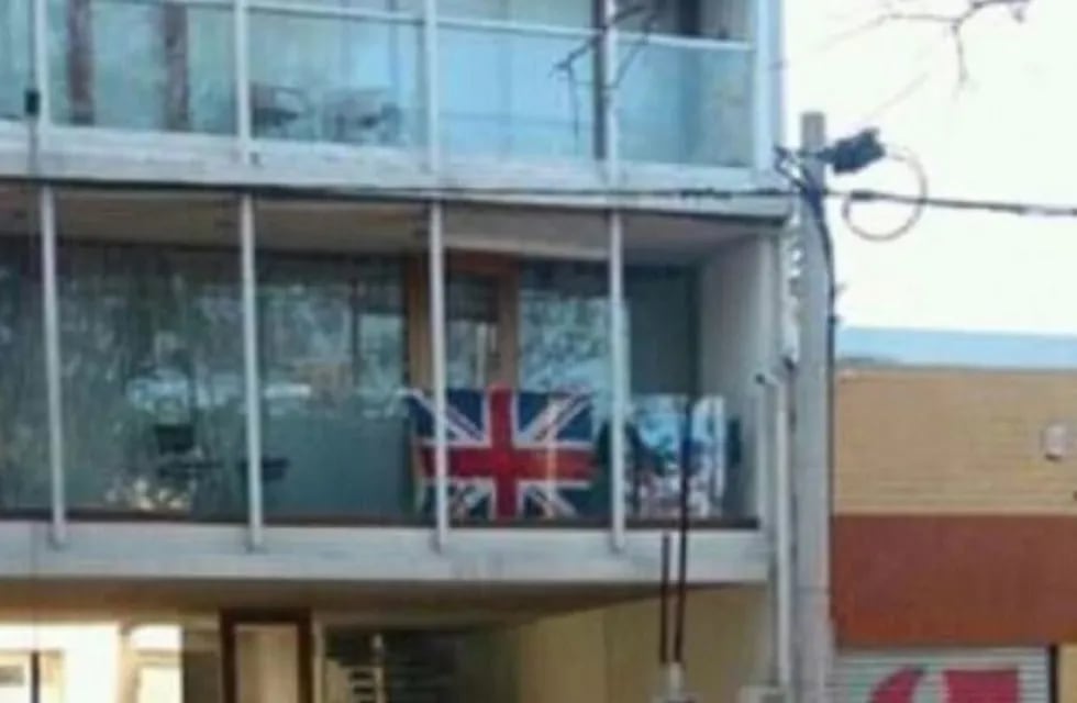 Un joven colgó una bandera británica en su balcón el día que se conmemora a los caídos y ex combatientes de Malvinas (Twitter)