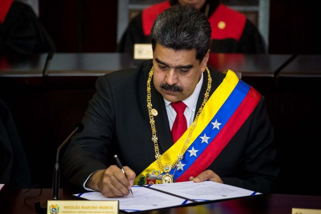 Maduro tomó juramento acompañado solo por otros seis jefes de Estado, los únicos en asistir a este acto. Crédito: EFE/Miguel Gutiérrez.