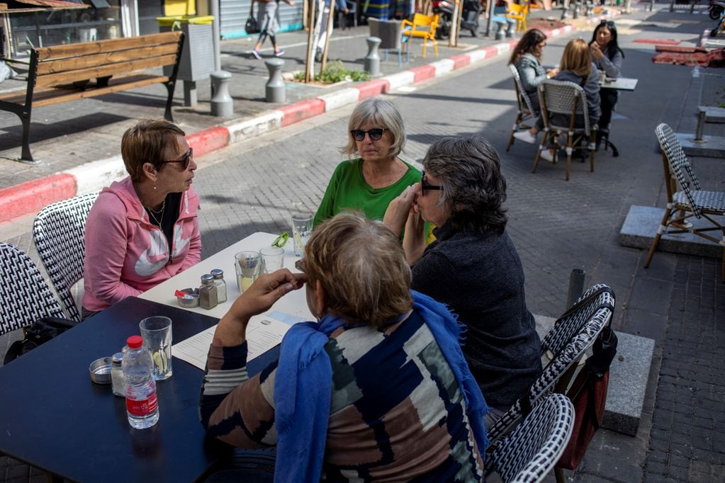 Turistas en un restaurante en Israel. Foto: AP