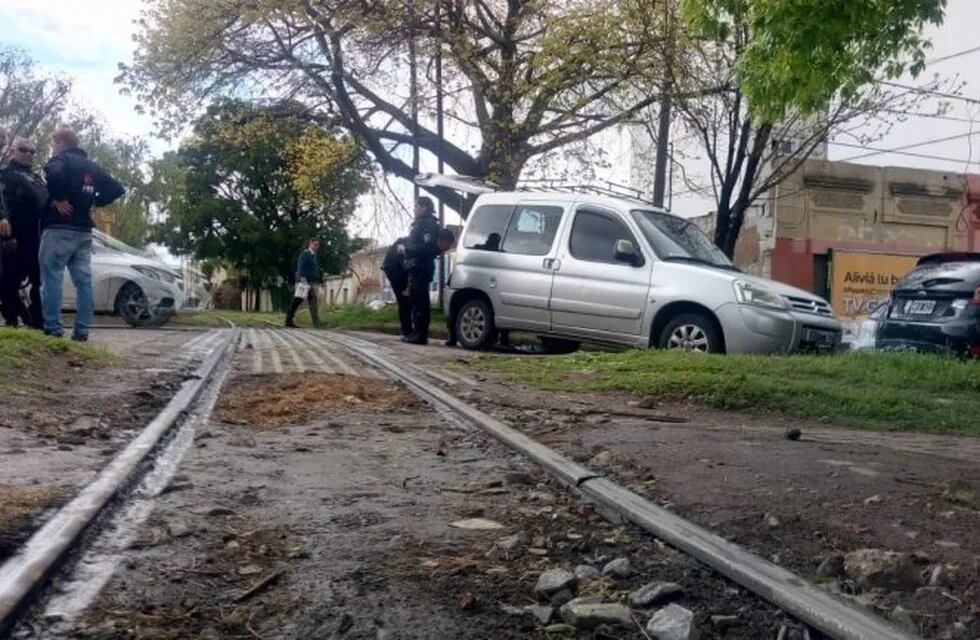 Camioneta fue embestida por un tren en San Jerónimo y Pasaje Larramendi. (LT10)