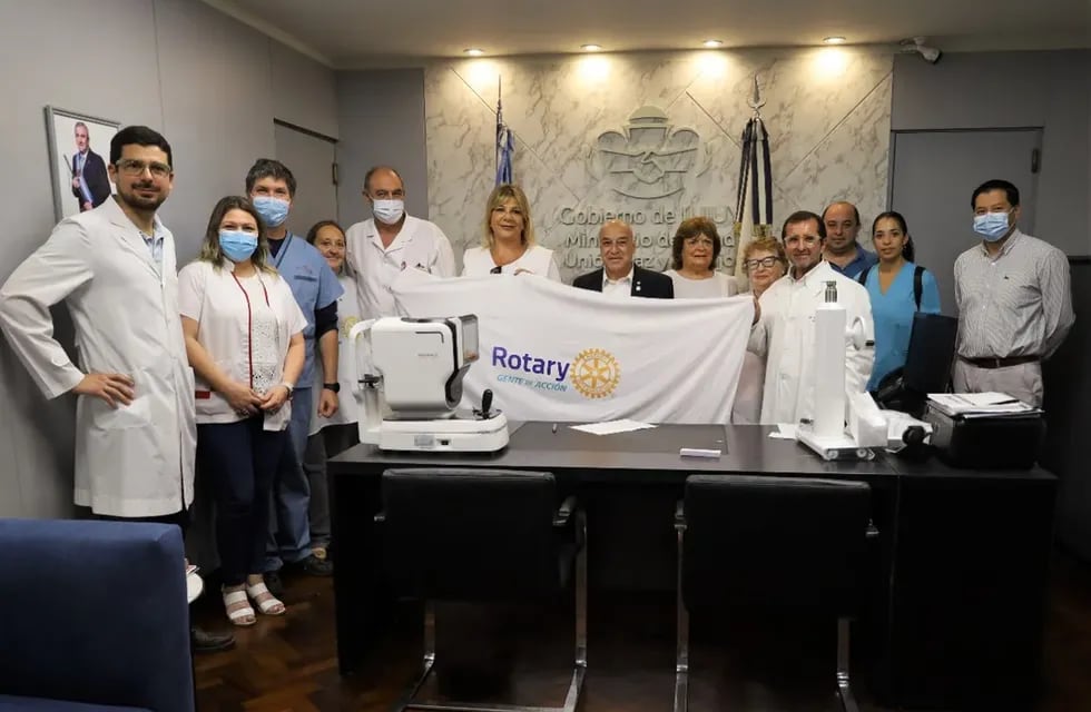 El gobernador de distrito del Rotary Club Jujuy, Hugo Córdoba, junto a voluntarios de la organización, en la entrega del autorefractómetro en el Ministerio de Salud.