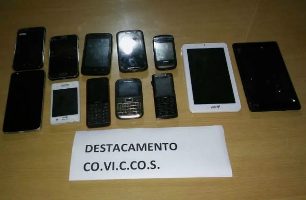 De la casa de Belgrano al 1600 secuestraron nueve teléfonos más. (Comisaría Primera)
