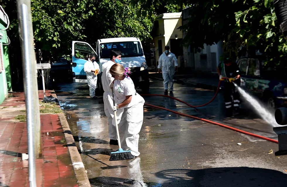 enfermera clermont 1200 Obras y limpieza en Villa Paéz por desbordes cloacales. Foto: Pedro Castillo