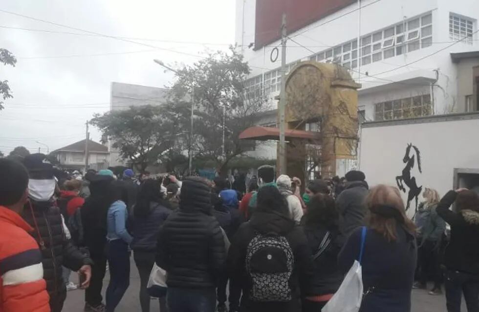 Organizaciones de izquierda de Mar del Plata pidieron alimentos en la sede local de Desarrollo Social (Foto: MTR)
