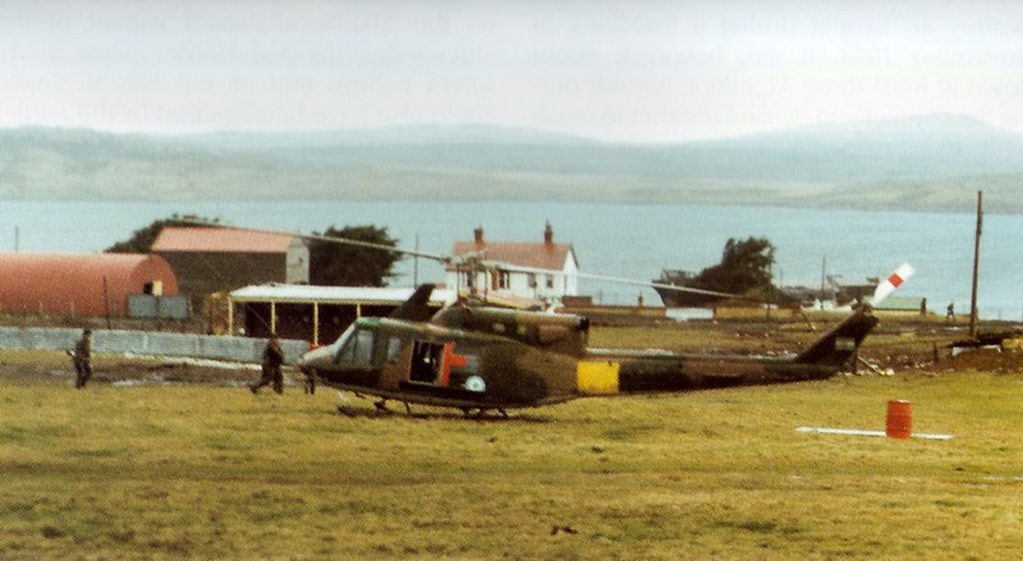 Durante el conflicto, Mario Gianelli fue operador de carga de entrega aérea del sistema de armas Bell 212, el primer helicóptero enviado a Malvinas.