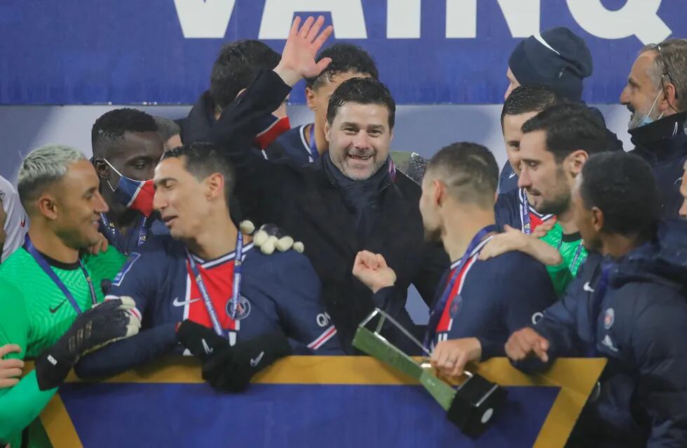 El murpense se mezcló con los futbolistas a la hora de alzar el trofeo tras la victoria sobre Marsella. (AP)