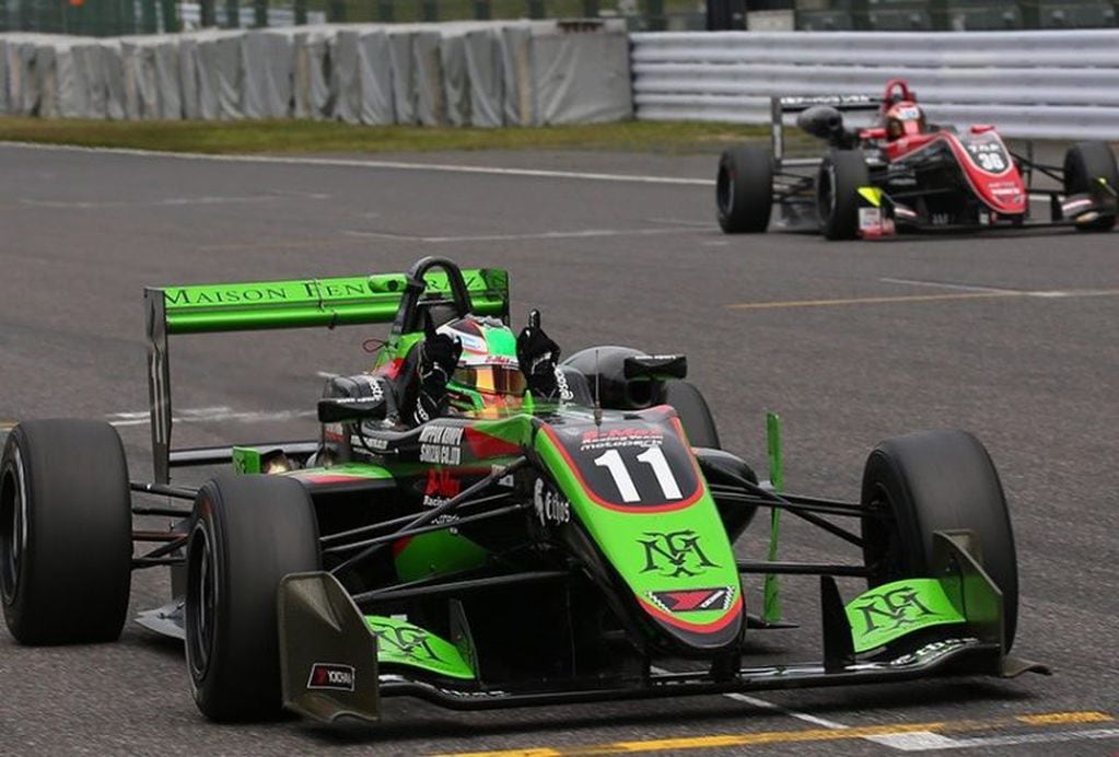 Fenestraz, con el coche número 11 del equipo B-Max Racing with motopark F3, delante de Ritomo Miyata, su rival por el título de la F3 Japonesa.