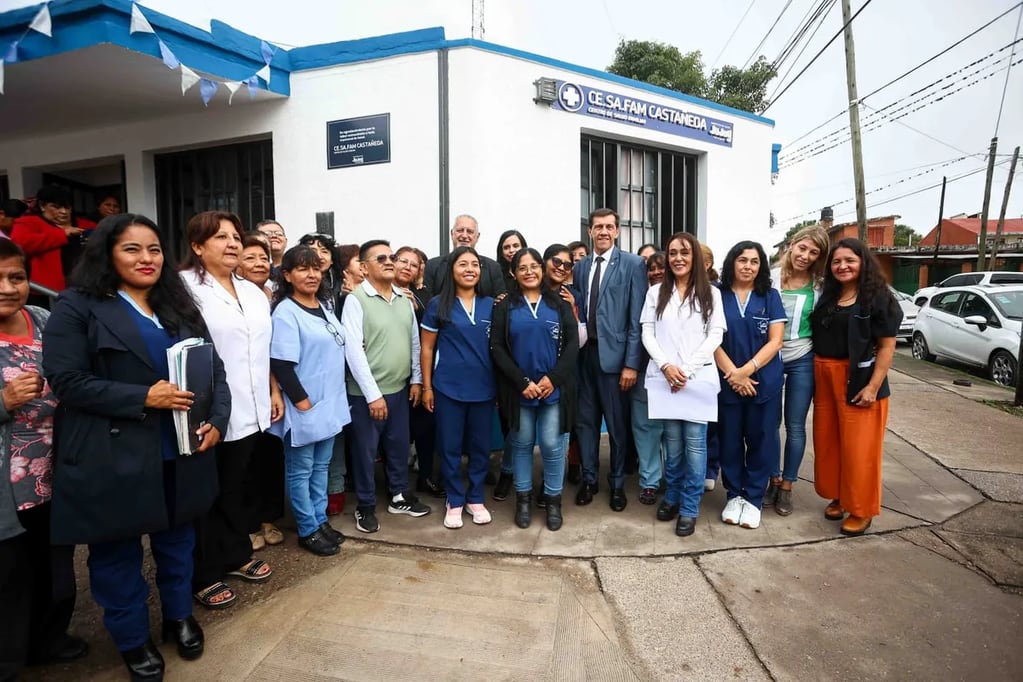 El personal del Centro de Salud Familiar -Ce.Sa.Fam.- del barrio Castañeda, con el gobernador Carlos Sadir al término de la visita oficia a esa unidad.