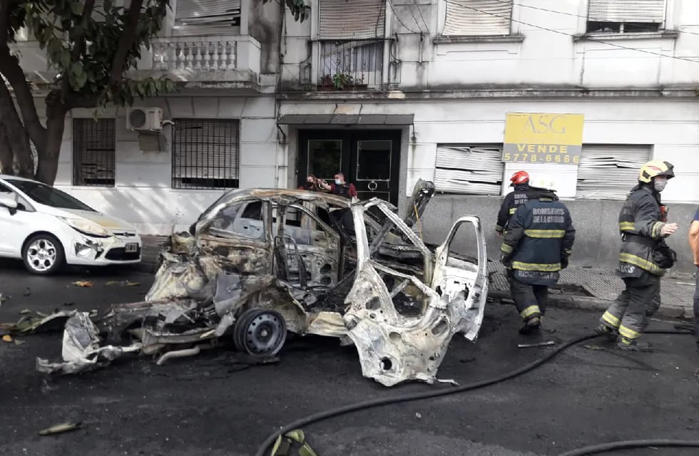 Así quedó el taxi que explotó en Recoleta. (Twitter: @EmergenciasBA)