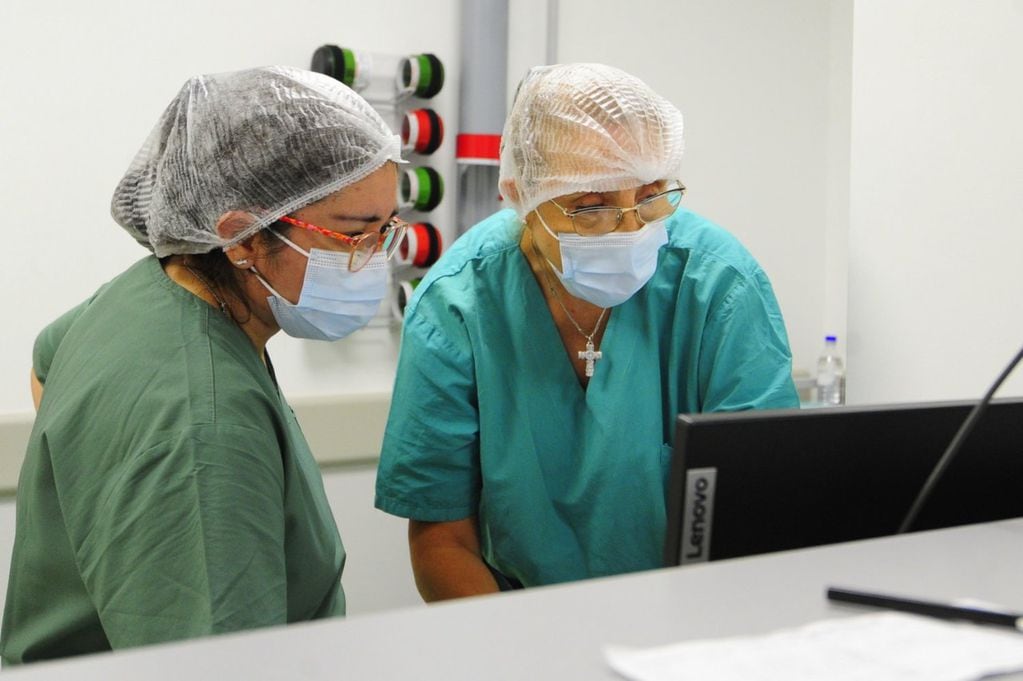Profesionales de la salud trabajando en el Hospital Central "Dr. Ramón Carrillo".