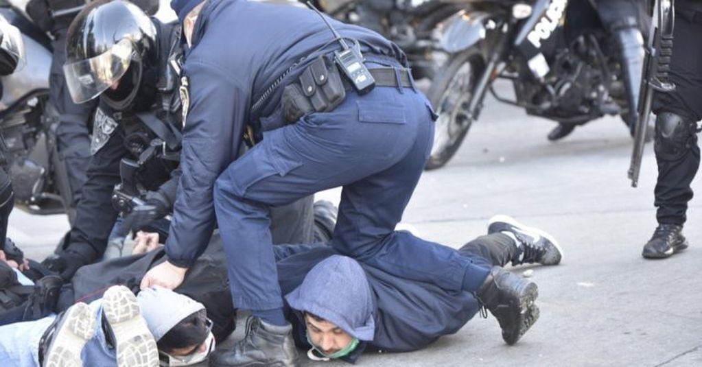 Corridas, disturbios y disparos en la protesta de UTA Córdoba.