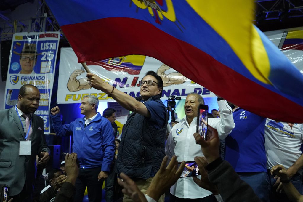 ARCHIVO - El candidato presidencial Fernando Villavicencio ondea una bandera nacional durante un evento de campaña en una escuela minutos antes de que lo mataran a tiros en Quito, Ecuador, el 9 de agosto de 2023. (AP vía AP/Archivo)
