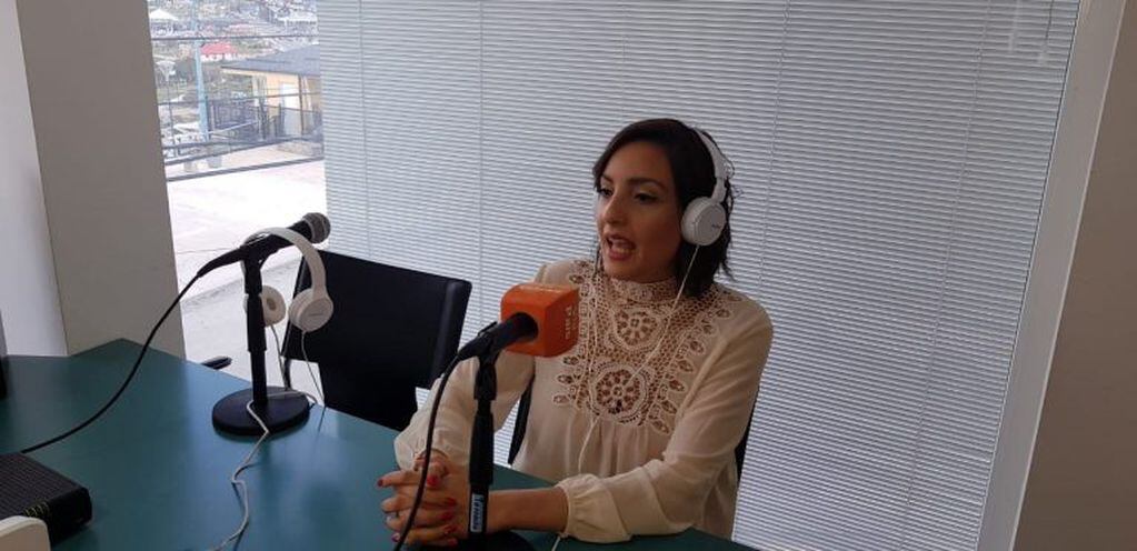 Melisa Maidana, se expresó naturalmente en los estudios de Vía Ushuaia Radio.