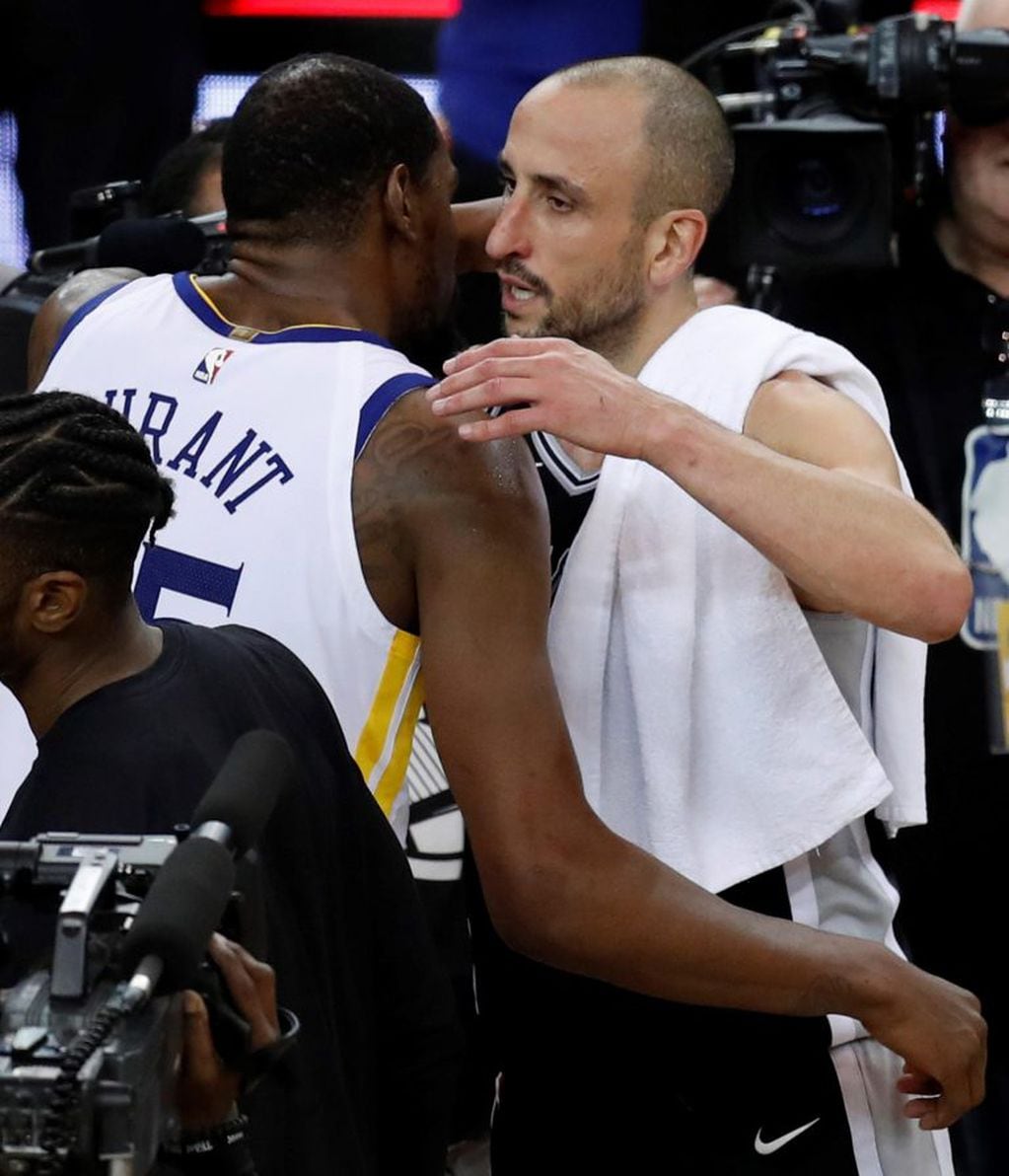 Kevin Durant y Manu Ginóbili se saludan tras la victoria de Golden State sobre los Spurs. EFE/ John G. Mabanglo
