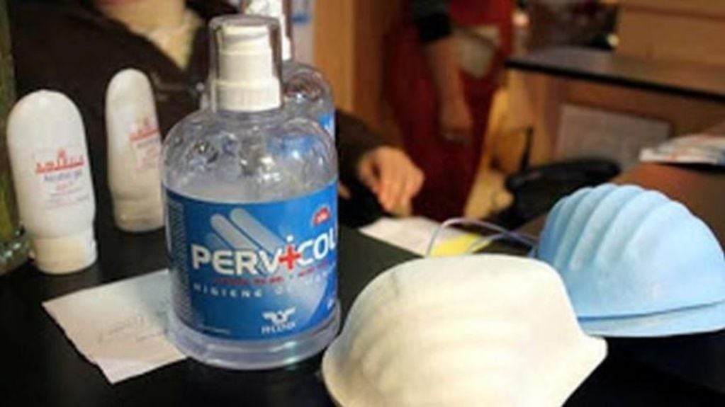 Empiezan a escasear el alcohol en gel y los barbijos en farmacias de Rosario por el coronavirus