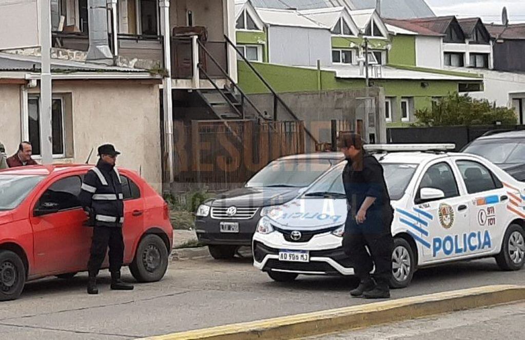 Tras el robo en un auto, la policía allanó la casa en donde se encontraba estacionado (Foto: Resumen Policial)