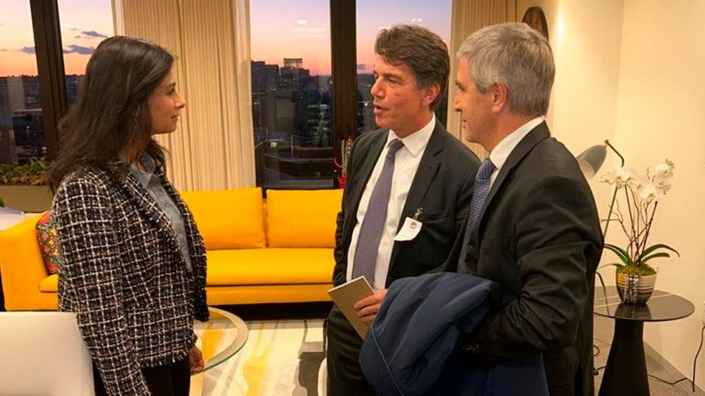 El ministro de Economía, Luis Caputo, y el jefe de Gabinete, Nicolás Posse junto a la subdirectora gerente del Fondo Monetario Internacional (FMI), Gita Gopinath, en una imagen de archivo. 