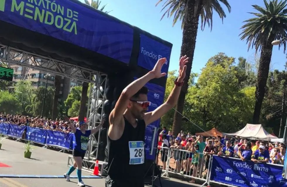 Maratón Internacional de Mendoza: Antonio Poblete se quedó con el primer lugar en 42 km. con una marca de 2 horas 21 minutos.