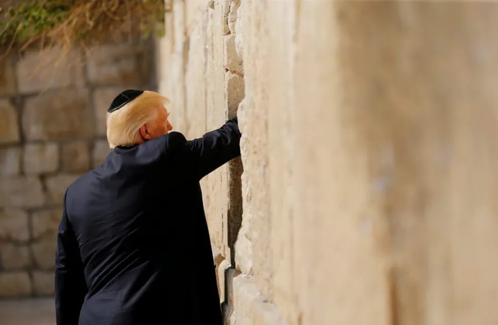 U.S. President Donald Trump leaves a note at the Western Wall in Jerusalem May 22, 2017.  REUTERS/Jonathan Ernst