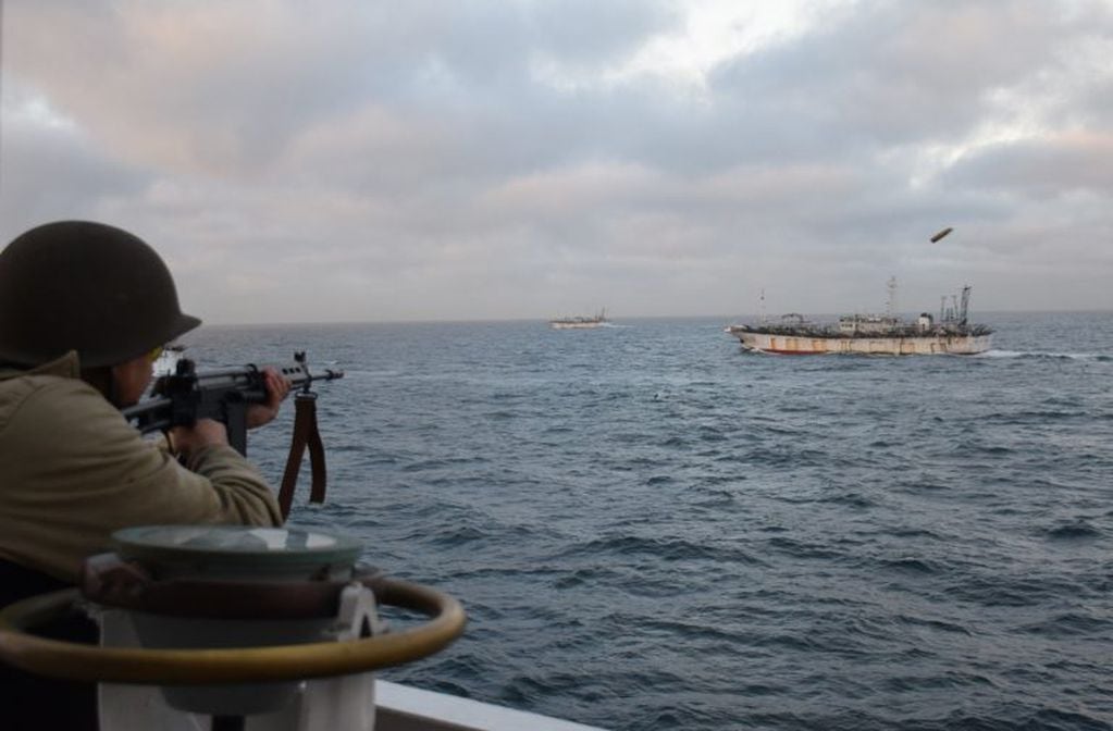 Incidentes entre Prefectura y un barco pesquero ilegal chino en zona de exclusión, Chubut