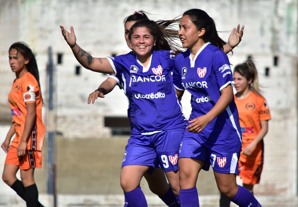El equipo de fútbol femenino de Instituto, ante Unión San Vicente. (Gentileza Prensa Instituto).