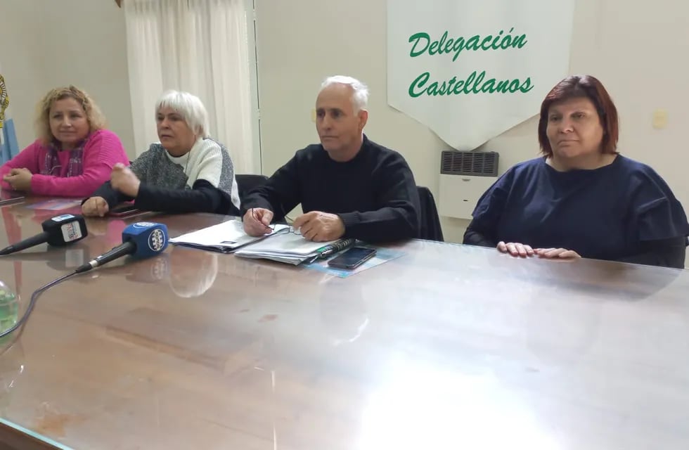 Comisión directiva de AMSAFE Castellanos, en conferencia de prensa, aclarando sobre la paritaria docente