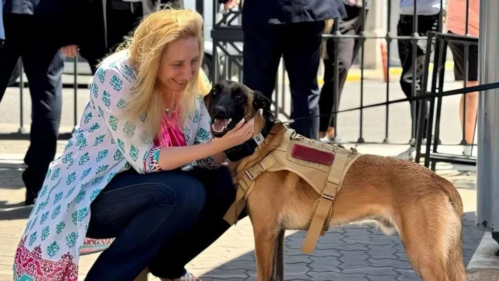 Karina Milei junto a uno de lo perros de la Policía Federal que custodia la Casa Rosada