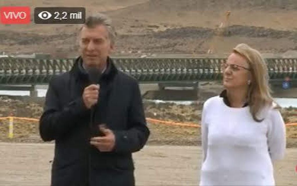 Mauricio Macri junto a la gobernadora Alicia Kirchner en la represas