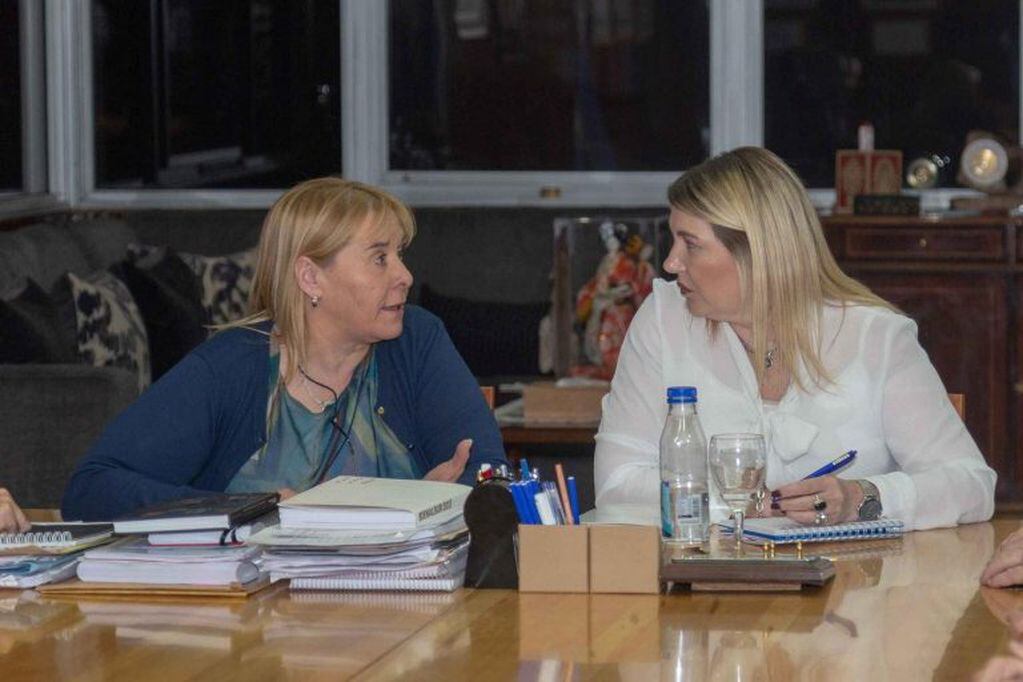 Claudia Fernández en reunión con la Gobernadora Rosana Bertone.