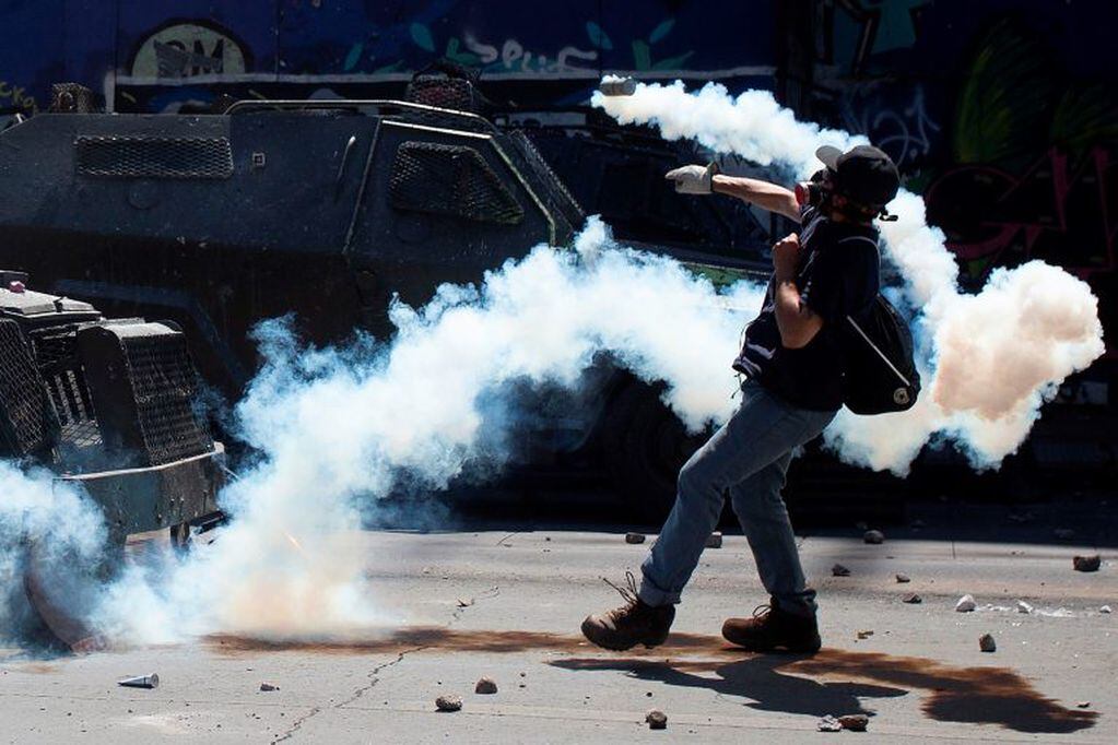 Los manifestantes se enfrentan con la policía antidisturbios durante una protesta en Santiago, Chile, el 21 de octubre de 2019. Crédito: CLAUDIO REYES / AFP.