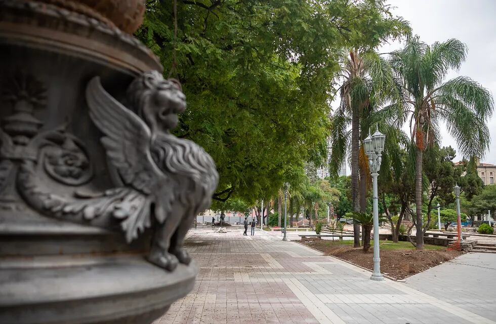 Avanzan los trabajos de puesta en valor de la plaza Colón (Municipalidad de Córdoba).