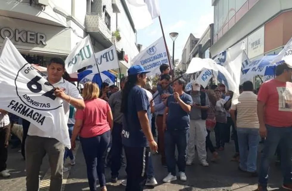 Empleados de farmacias se manifiestan en intersección de Alvarado y Buenos Aires. (Informate Salta)