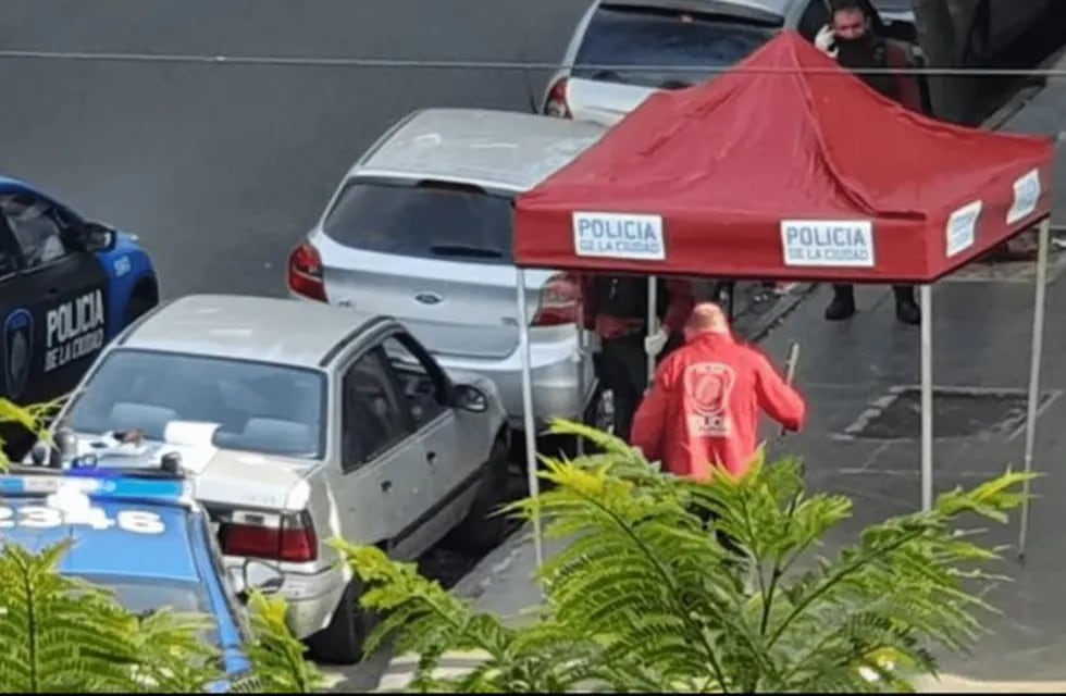 Encontraron a un hombre muerto dentro de un auto en Belgrano. Foto: Minuto Uno.
