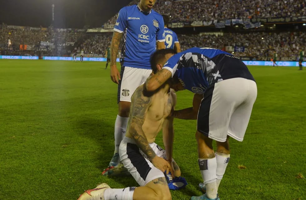 El desaforado festejo de Michael Santos para el 1 a 0 de Talleres, derecho a la final (José Gabriel Hernández / La Voz).