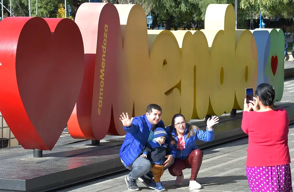 Turistas en Mendoza. 
Turistas pasean por la Plaza Independencia, Peatonal Sarmiento y museos
Turistas brasileños 
Foto: Orlando Pelichotti