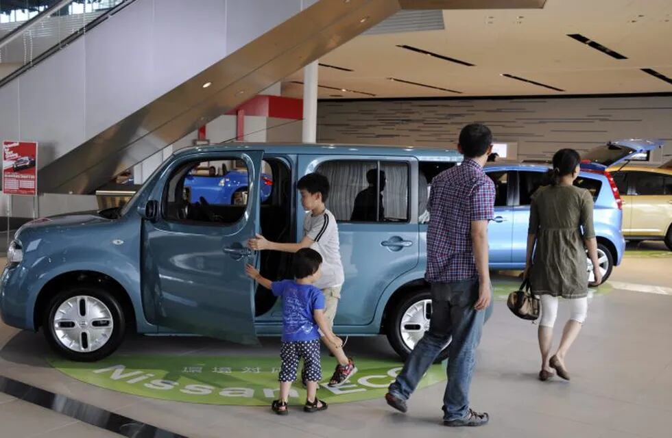 japon industria automotriz venta de autos\r\n\r\n\r\nFRA05 YOKOHAMA (JAPÓN) 27/07/2011.- Una familia japonesa busca un coche nuevo en el concesionario de Nissan en Yokohama, Japón, hoy miércoles 27 de julio de 2011. El grupo japonés Nissan Motor anunció hoy un beneficio neto de 85.000 millones de yenes entre abril y junio de este año (751,7 millones de euros), lo que supone una caída del 20,3 por ciento respecto al mismo trimestre de 2010. EFE/FRANCK ROBICHON japon yokohama  japon industria automotriz venta de autos concesionarios de autos nissan