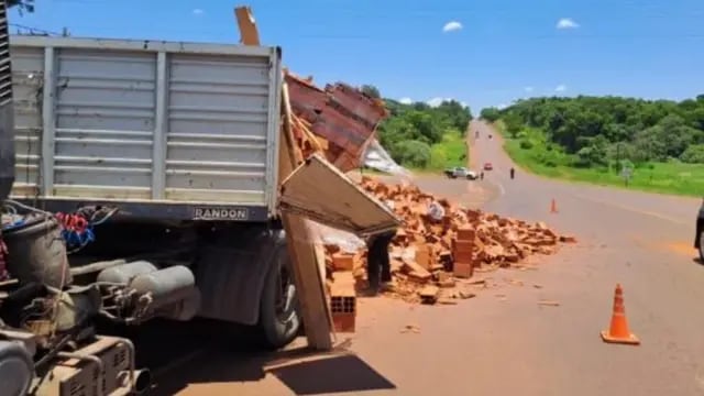 Garuhapé: camión volcó su carga de ladrillos sobre la Ruta Nacional N°12