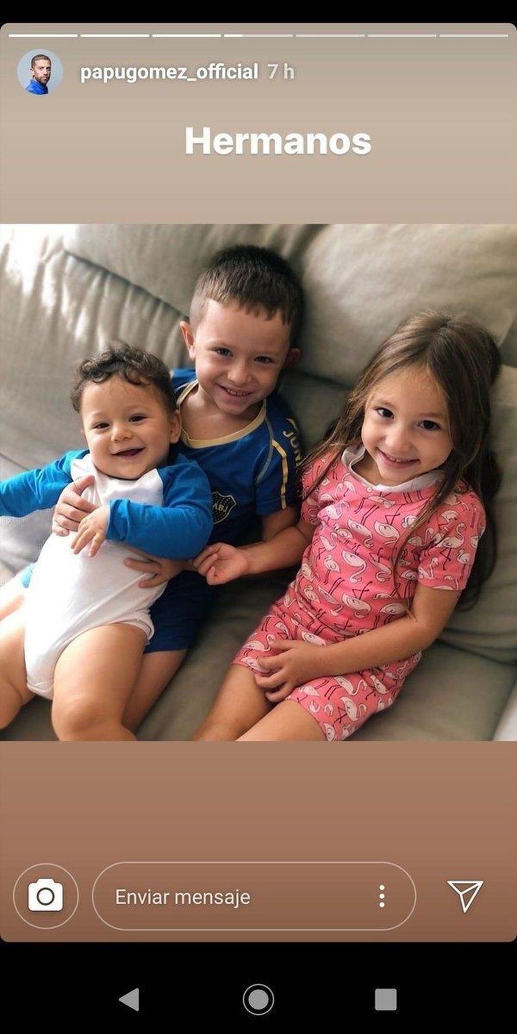"Hermanos" escribió el Papu en la foto de sus tres hijos. Foto: Instagram.