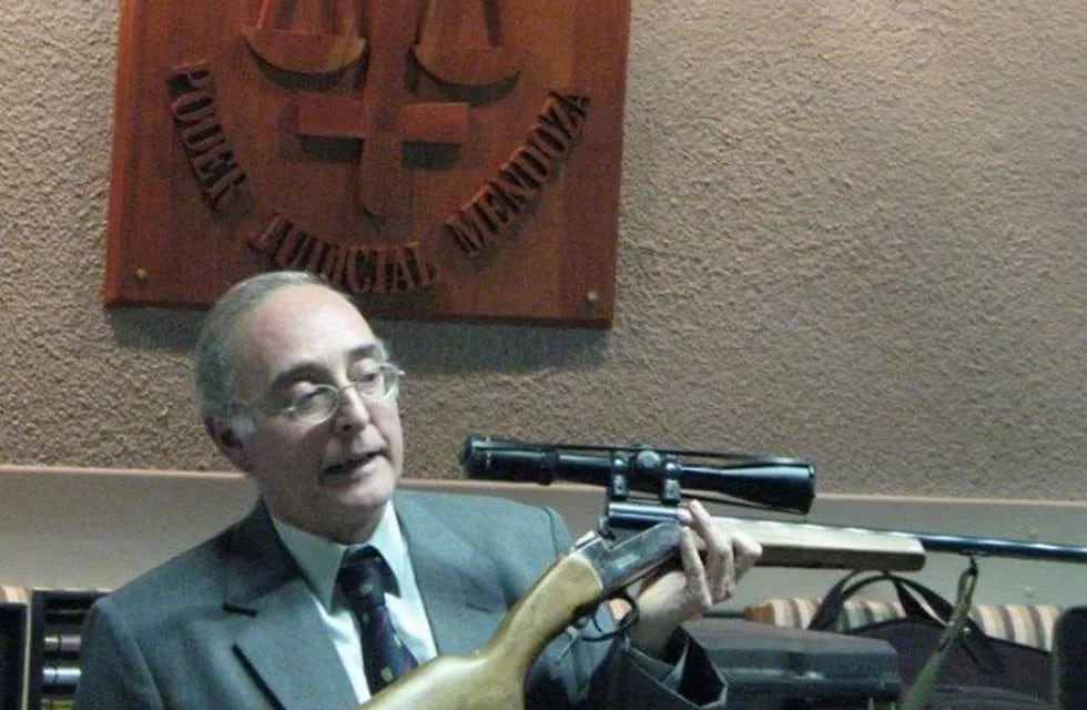 El polémico juez Rafael Escot ordenó la liberación de Nicolás Marchán, acusado por homicidio. En esta imagen es de su Facebook, el que utiliza, además, para promover su hobby: el uso de armas de fuego.