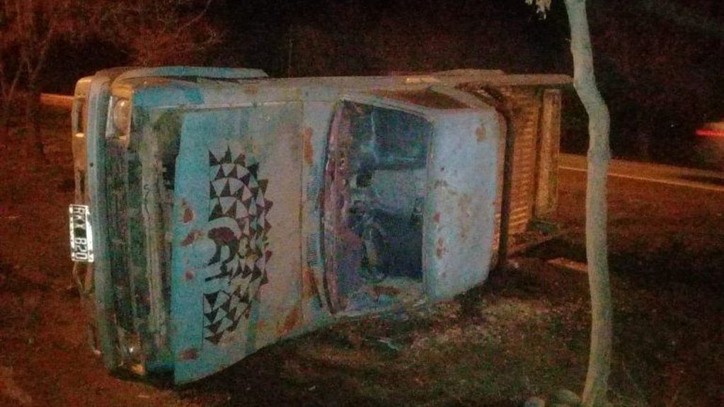 Un hombre quiso romper un monumento de Néstor Kirchner con una camioneta en Neuquén