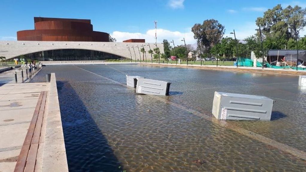 Los baños químicos terminaron en la Fuente de la Plaza del Bicentenario.