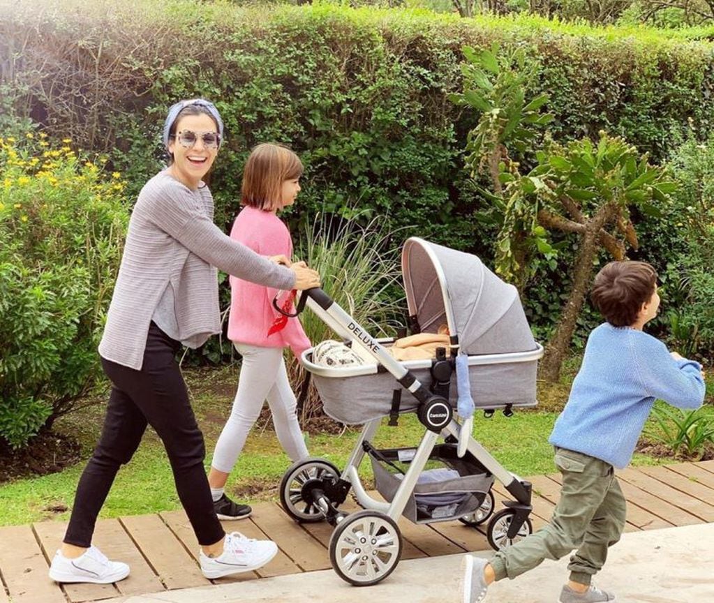 Agustina Cherri con sus tres hijos: Muna, Nilo y Alba (Foto: Instagram/ @agustinacherriok)