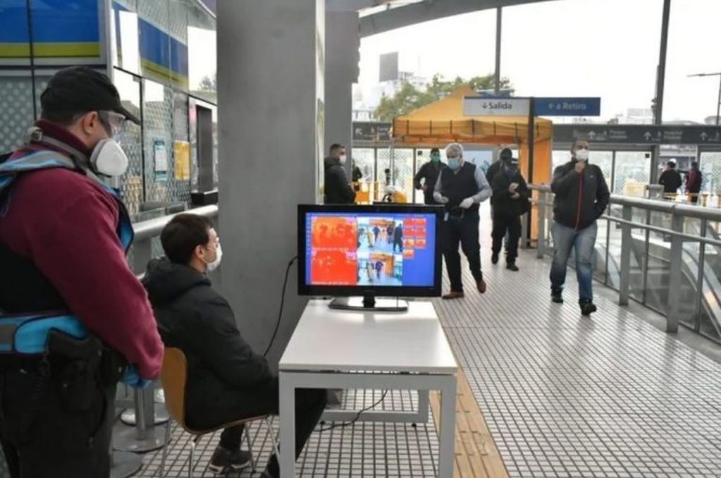 Cámaras térmicas en las estaciones (Foto: Clarín)