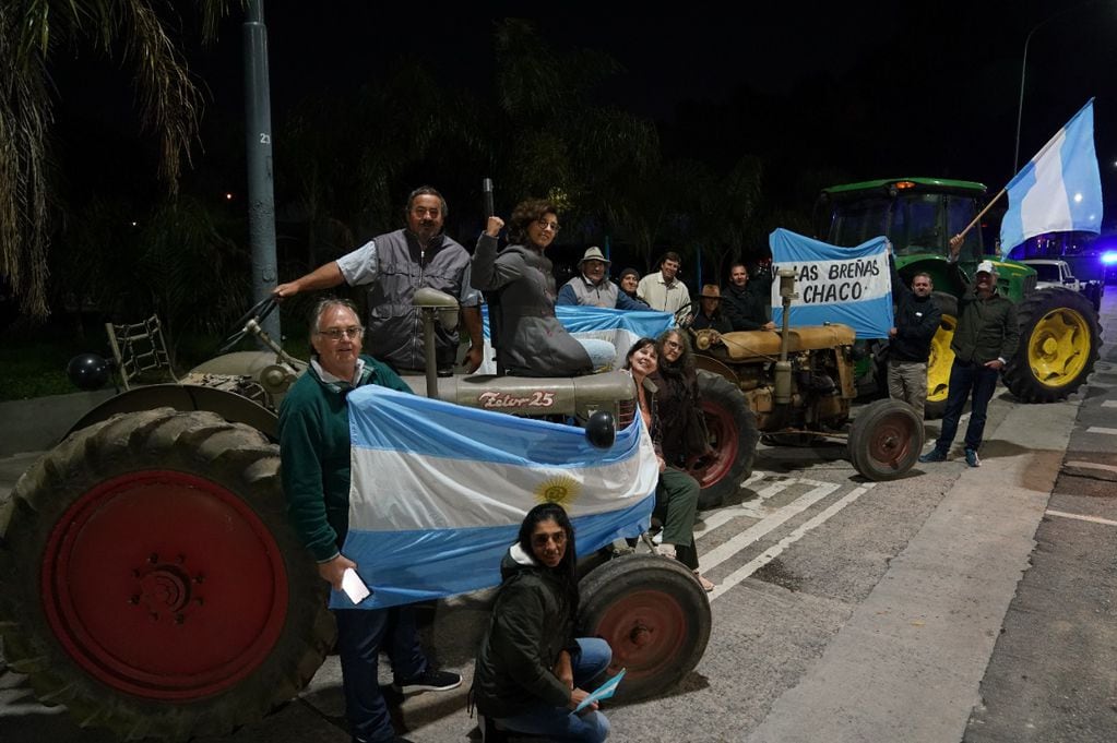 Decenas de agricultores llevaron este sábado unos treinta tractores hasta la Plaza de Mayo, en protesta contra la política económica del Gobierno de Alberto Fernández. (Federico López Claro)